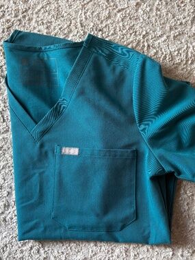 Figs women’s scrub top